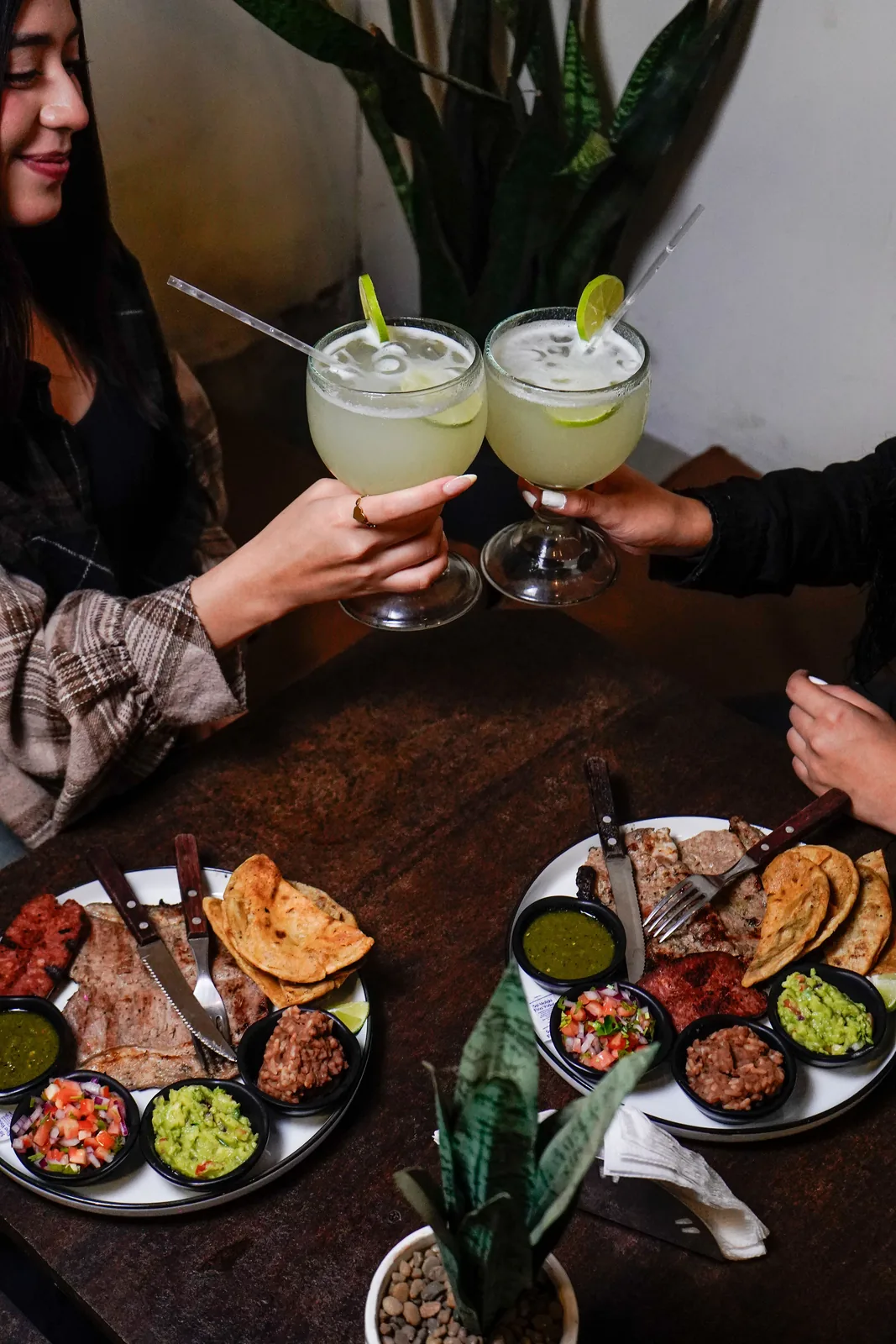 Amigos comparten comida y bebidas en La Parrilla