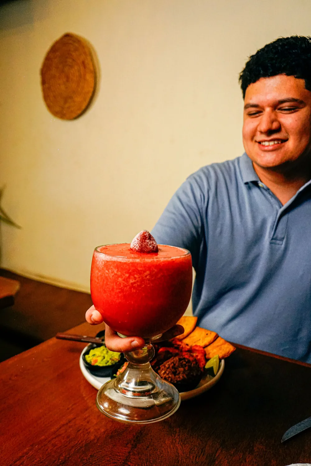 Bebida de fresa servida en la mesa